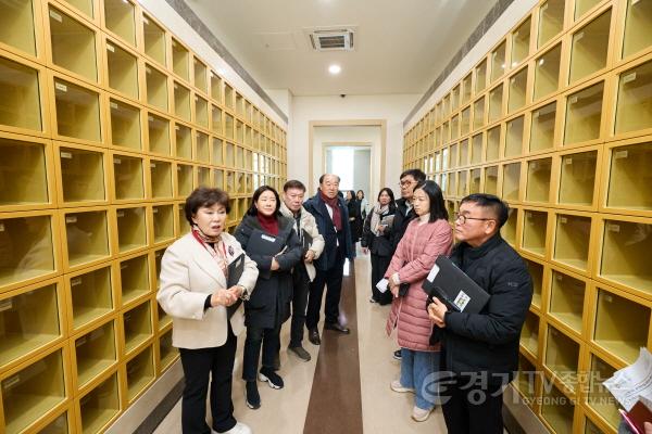 [크기변환]사진1. 용인특례시의회 문화복지위원회는 18일 행정사무감사 기간 중 소관 기관에 대한 현지 확인에 나섰다.(용인평온의숲).jpg