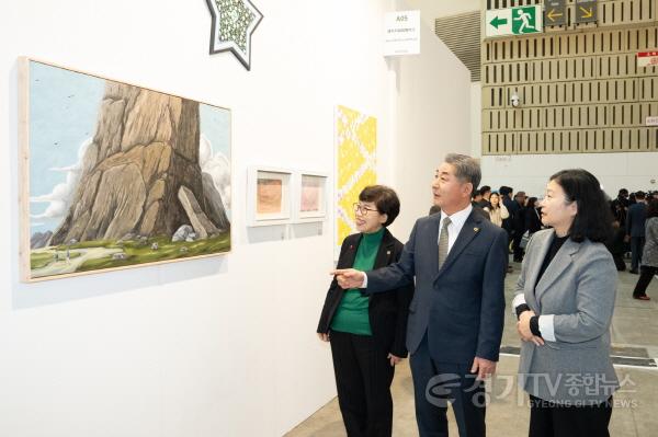 [크기변환](사진2)인천시의회 정해권 의장, ‘인천아트쇼 2025’ 참석.jpg