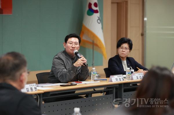 [크기변환]4-2. 이상일 용인특례시장이 19일 기흥구청 다목적홀에서 ‘입주자대표회의 소통콘서트’를 열고 시민과 현안에 대해 이야기를 나누고 있다..jpg