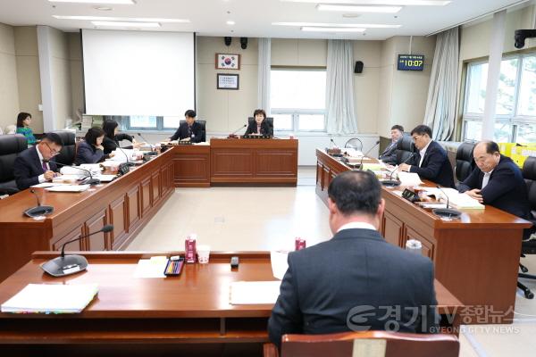 [크기변환]사진1. 용인특례시의회 문화복지위원회(위원장 김상수)는 19일 문화복지위원회 소관 사회복지국과 3개 구 사회복지과에 대한 행정사무감사를 진행했다..jpg