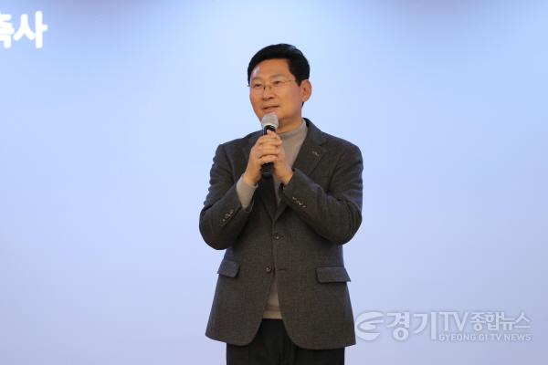 [크기변환]6-1. 18일 용인예술과학대 비전관에서 열린 아동학대 예방의 날 기념행사에 참석한 이상일 시장이 축사를 하고 있다..JPG