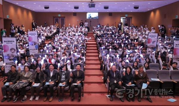 [크기변환]8-1. 19일 용인특례시청 에이스홀에서 노래로 기억하고 춤으로 표현하는 광복 80주년을 주제로 청소년 창작동요·무용 발표회가 열렸다..JPG