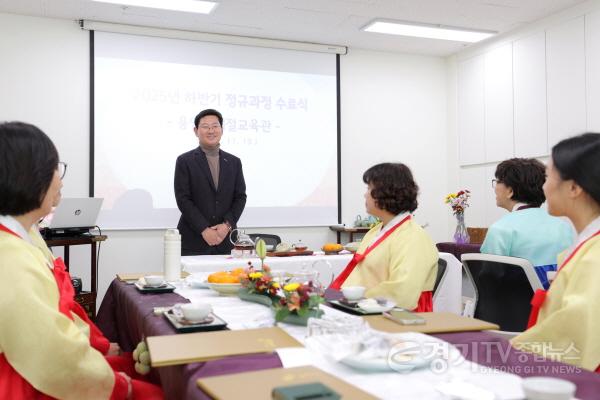 [크기변환]9-1. 이상일 용인특례시장은 19일 예절교육관 정규과정 프로그램 수료식에 참석해 축하 인사를 전했다.JPG
