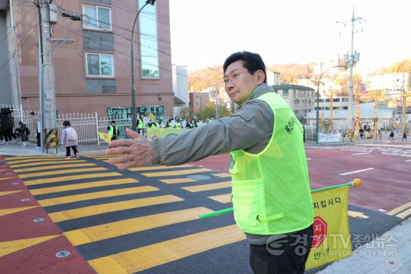 [크기변환]7-1. 19일 교동초 앞에서 이상일 시장이 교통지도 봉사를 하고 있다.JPG