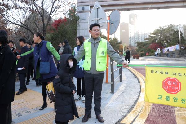 [크기변환]7-2. 19일 교동초 앞에서 이상일 시장이 교통지도 봉사를 하고 있다.JPG