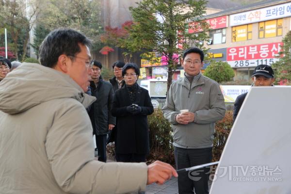 [크기변환]7-4. 19일 교동마을 현대홈타운에서 이상일 시장이 진출입로 확장 사업 현황을 청취하고 있다.JPG