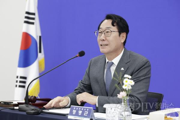 [크기변환]10-2. 정명근 화성특례시장이 대한민국특례시시장협의회장 자격으로 회의를 주재하고 있다.jpg