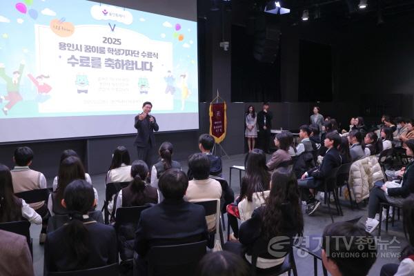 [크기변환]1-1. 이상일 용인특례시장이 22일 용인미디어센터에서 열린 2025년 꿈이룸 학생기자단 수료식에서 인사말을 하고 있다..JPG