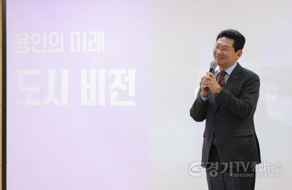 [크기변환]1-1. 이상일 용인특례시장은 21일 2025 제8기 용인특례시 핵심리더과정에 참석해 시 공직자를 대상으로 특별 강연을 진행했다.jpg