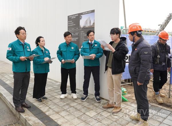 [크기변환][사진자료] 하남시의회 도시건설위원회, 11월 20일 2025년 행정사무감사 대비 연세하남병원 신축 공사 현장방문.(사진_하남시의회 제공).jpg