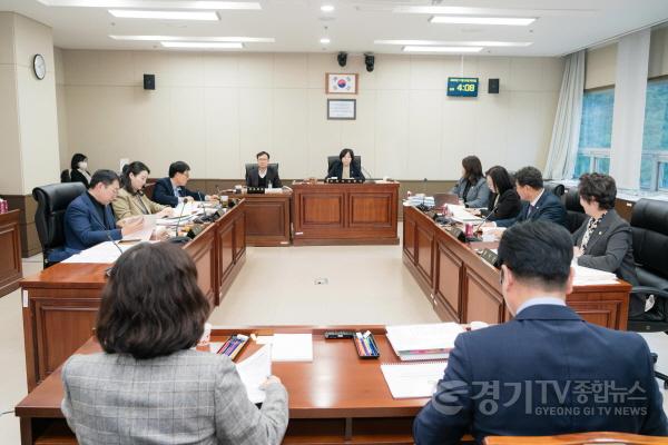 [크기변환]사진1. 용인특례시의회 경제환경위원회(위원장 신현녀)는 20일 위원회 소관 시 농업기술센터와 기후환경위생국을 대상으로 4일차 행정사무감사를 진행했다..jpeg