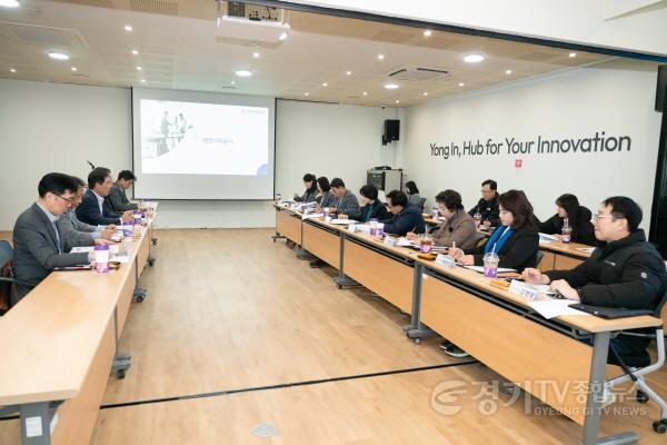[크기변환]사진1. 용인시의회 경제환경위원회는 19일 2025년도 행정사무감사 현지확인의 일환으로 주요 시설 및 사업 현장을 방문해 추진 상황을 점검했다.(용인시산업진흥원소공인스타트업허브).jpg
