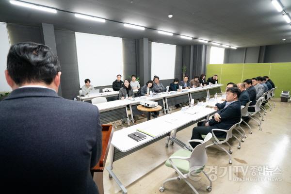 [크기변환]사진2. 용인시의회 경제환경위원회는 19일 2025년도 행정사무감사 현지확인의 일환으로 주요 시설 및 사업 현장을 방문해 추진 상황을 점검했다.(용인시농업기술센터(아열대온실  스마트테스트베드).jpg