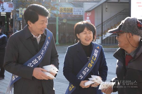[크기변환]251119_[사진자료] 김민철 원장(왼쪽)과 원미정 상임이사가 도민들에게 통큰 세일 홍보 기념품을 배부하고 있다.jpg