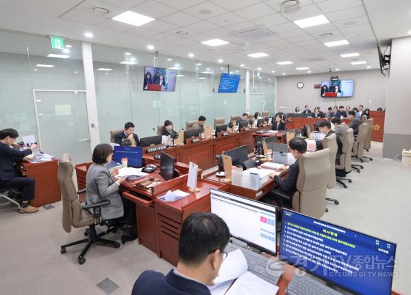 [크기변환]251121 교육행정위원회, 경기도교육청 2025년 제2회 추경예산안 및 2026년도 본예산안 심사 개시 (1) (1).jpg