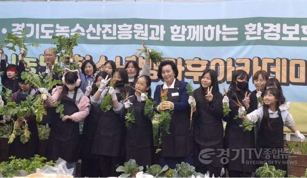 [크기변환]251121 정윤경 부의장, 道농수산진흥원 도시농업 지원사업 활동 보고회 참석해 도시농부로 성장한 군포 청소년들 격려 (1).jpg