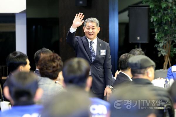 [크기변환](사진3)인천시의회 정해권 의장, 인천유나이티드 2025 K리그2 우승 축하.jpg