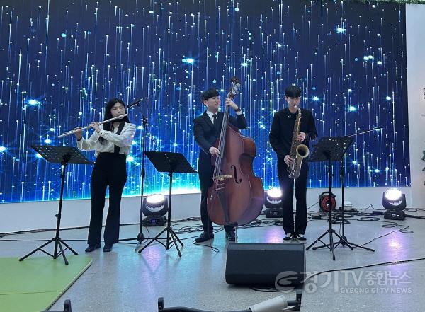 [크기변환]6. 22일 열린 무봉산자연휴양림 별빛콘서트에서 _온음_이 공연하고 있다.jpg