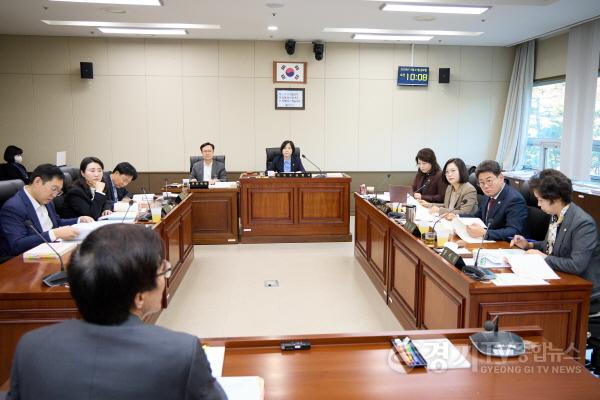 [크기변환]사진1. 용인특례시의회 경제환경위원회(위원장 신현녀)는 21일 위원회 소관 시 상‧하수도사업소와 반도체경쟁력강화국에 대한 5일차 행정사무감사를 진행했다. (1).jpg