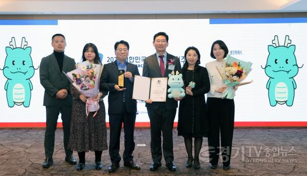 [크기변환]6-2. 25일 열린 ‘2025 대한민국 캐릭터 어워즈’에서 용인특례시의 대표 캐릭터 ‘조아용’이 대상을 수상했다.jpg