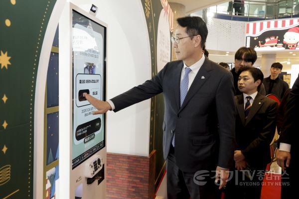 [크기변환]7-4. 정명근 화성특례시장이 키오스크를 통해서 시연하고 있다.jpg