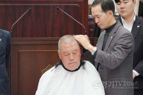 [크기변환]250324 345kV 송전선로 건설사업에 대한 전면 반대 기자회견 및 의장 삭발식(1).jpg