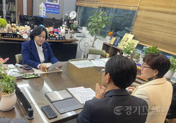 [크기변환]251126 정윤경 부의장, 군포 관내 중학교 학급수 감소 교사 감소로 이어져 학습권 침해 우려, 교육청과 긴급 간담회 열어 (1).jpg