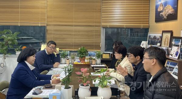 [크기변환]251126 정윤경 부의장, 군포 관내 중학교 학급수 감소 교사 감소로 이어져 학습권 침해 우려, 교육청과 긴급 간담회 열어 (2).jpg