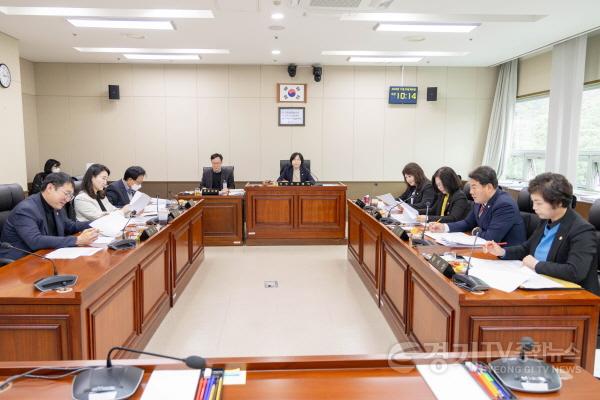 [크기변환]사진1. 용인특례시의회 경제환경위원회는 25일 2025년도 제297회 제2차 정례회 기간 중 실시한 행정사무감사에 대한 강평을 했다..jpg