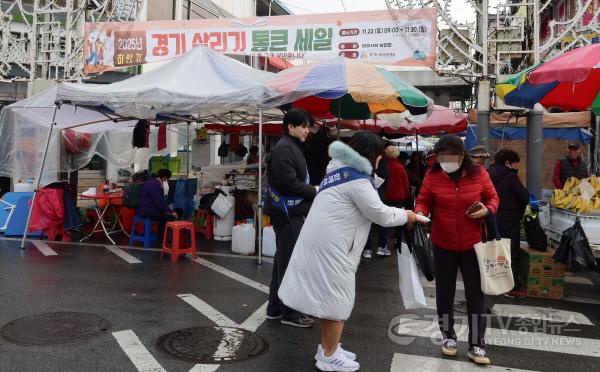 [크기변환]251126_[사진자료] 경상원이 여주한글시장을 방문한 도민들에게 통큰 세일 홍보물을 나눠주고 있다.JPG
