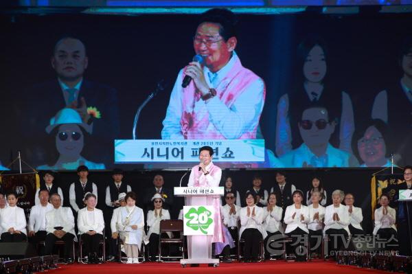 [크기변환]4-2. 26일 용인실내체육관에서 처인노인복지관 개관 20주년 기념 시니어패션쇼가 열렸다.jpg