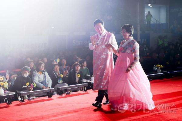 [크기변환]4-3. 26일 용인실내체육관에서 처인노인복지관 개관 20주년 기념 시니어패션쇼가 열렸다.jpg