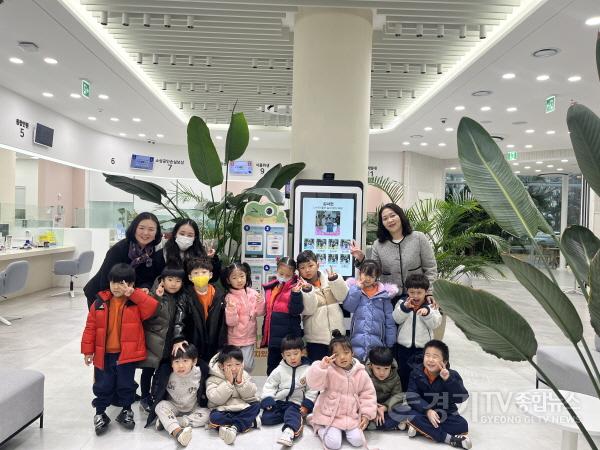 [크기변환]2.수원특례시, 시립칠보어린이집 원아 대상 기부키오스크 체험 프로그램 운영 (2).jpg