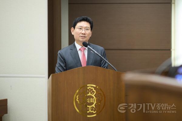 [크기변환]3. 26일 용인특례시의회에서 이상일 시장이 시정질문에 답변하고 있다 (1).jpg