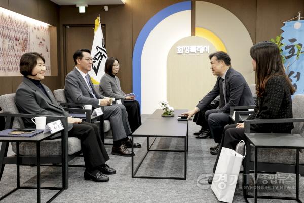 [크기변환]7-3. 협약에 앞서 정명근 화성특례시장과 권운혁 LH 경기남부지역본부 본부장이 실무진들과 함께 사업 방향에 대한 말씀을 나누고 있다.jpg