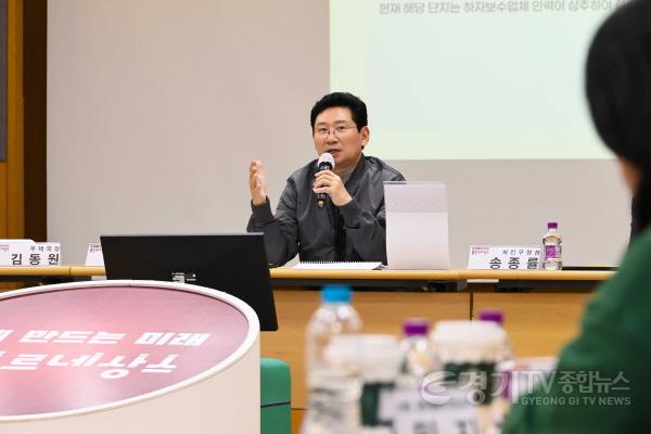 [크기변환]1-2. 이상일 용인특례시장이 28일 열린 처인구 공동주택 입주자대표회의 소통콘서트에서 시민들의 건의사항에 답변하고 있다.jpg