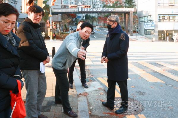 [크기변환]5-2. 이상일 용인특례시장은 28일 상현초 교통지도 봉사에 참여해 통학로 안전을 점검했다.jpg