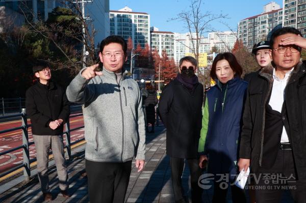 [크기변환]5-3. 이상일 용인특례시장은 28일 상현초 교통지도 봉사에 참여해 통학로 안전을 점검했다.jpg