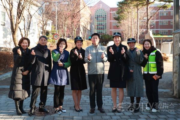 [크기변환]5-4. 이상일 용인특례시장은 28일 상현초 교통지도 봉사에 참여해 통학로 안전을 점검했다.jpg