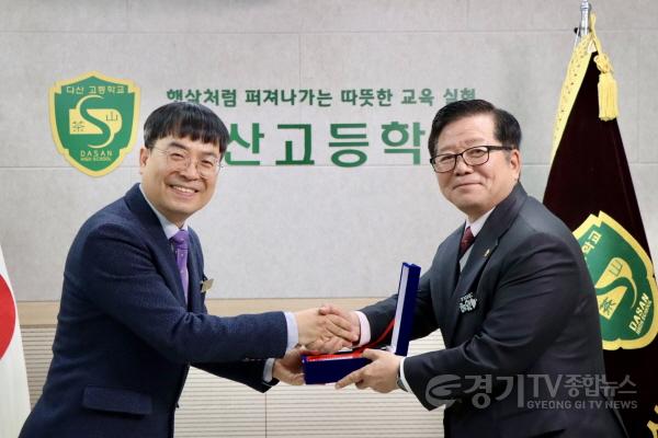 [크기변환]251128 경기도의회 허원 건설교통위원장, 다산고등학교로부터 감사패 받아 (3) (1).jpg