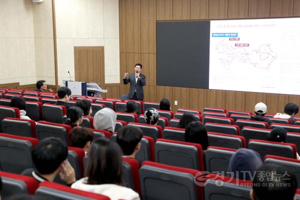 [크기변환]5-1. 이상일 용인특례시장이 26일 단국대학교 국제관에서 학생들을 대상으로 리더십 특강을 하고 있다..JPG