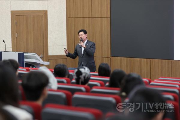 [크기변환]5-2. 이상일 용인특례시장이 26일 단국대학교 국제관에서 학생들을 대상으로 리더십 특강을 하고 있다..JPG