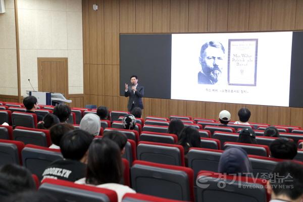 [크기변환]5-4. 이상일 용인특례시장이 26일 단국대학교 국제관에서 학생들을 대상으로 리더십 특강을 하고 있다..JPG