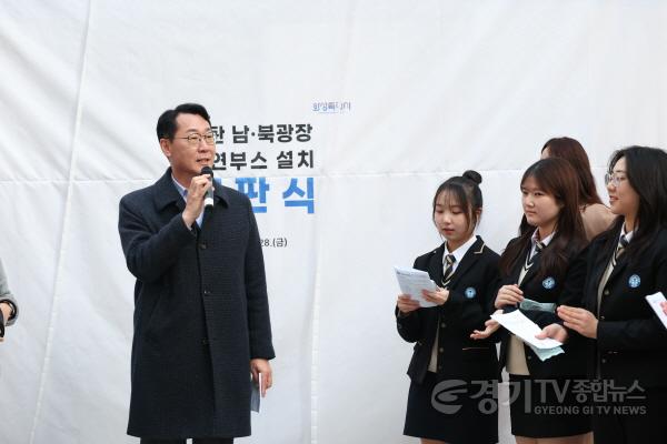 [크기변환]2-2. 정명근 화성특례시장이 학생들과 흡연부스 설치에 따라 정화된 거리 환경에 대해  이야기 하고 있다.jpg