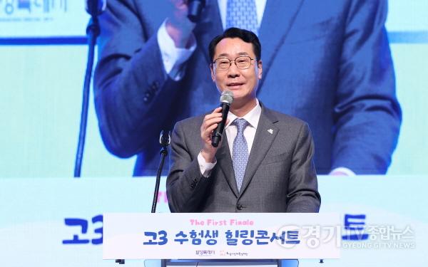 [크기변환]3-1. 정명근 화성특례시장이 수능을 마친 고3 수혐생들에게 격력와 응원의 메시지를 전하고 있다.jpg