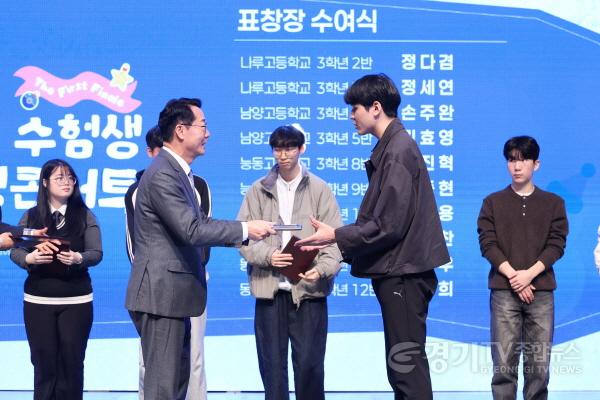 [크기변환]3-2. 정명근 화성특례시장이 모범 학생들에게 표창장을 수여하고 있다.jpg