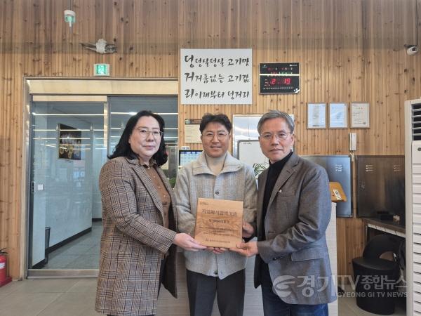 [크기변환]6-3. 동백3동은 '덩거리(주)더원즈'에 지역복지 협력기관 인증 현판을 전달했다.jpg