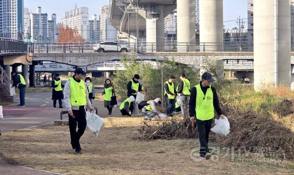 [크기변환]3-2. 11월 29일 용인특례시 신갈오거리 도시재생 사업지 일대에서 열린 갈내마을 줍깅데이 행사 모습.jpg
