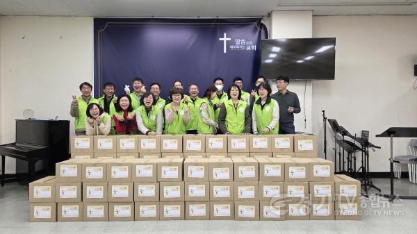 [크기변환]5-4. 영덕1동 수원영은교회 마을공동체 봉사동아리 영덕동 마을쟁이가 식료품과 생필품을 기탁했다.JPG