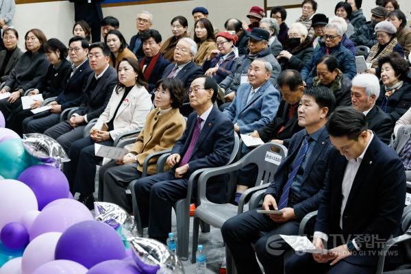 [크기변환]2.노인대학수료식에 참석한 시의원 및 내빈 모습.jpg